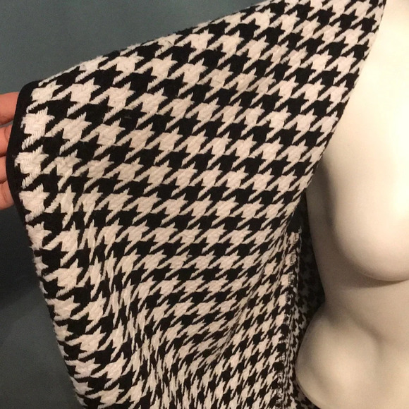 Mudpie Holden Houndstooth blanket vest black white - Picture 6 of 8